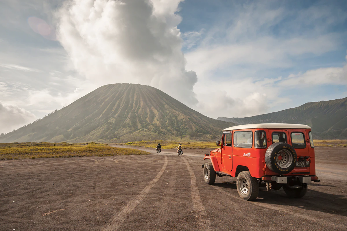Gunung Bromo Jawa Timur sunrise lautan pasir kawah jeep